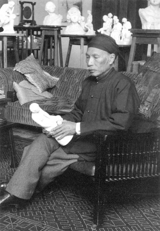 Vua Hàm Nghi trong xưởng vẽ của ông vào năm 1935. Vua Hàm Nghi trong xưởng vẽ của ông vào năm 1935.