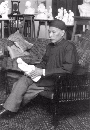 Vua Hàm Nghi trong xưởng vẽ của ông vào năm 1935.