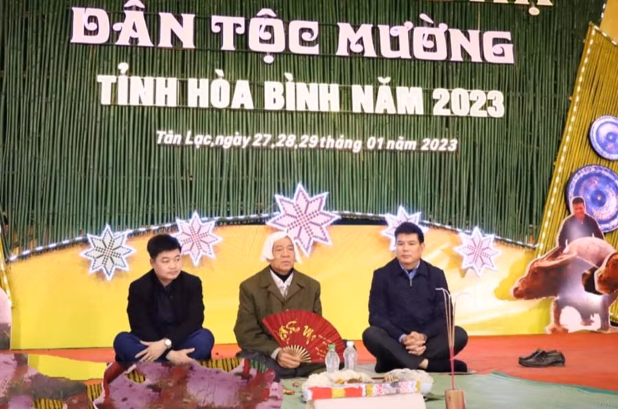 Nghệ nhân ưu tú Bùi Văn Lựng (người ở giữa) thực hành nghi lễ cúng thổ công, thổ địa.