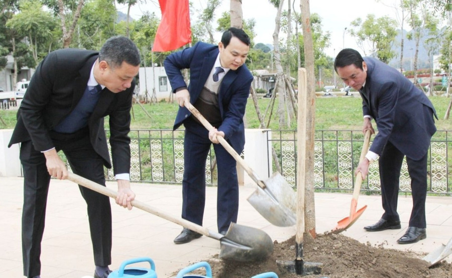 Các đại biểu trồng cây tại lễ ra quân. Các đại biểu trồng cây tại lễ ra quân.