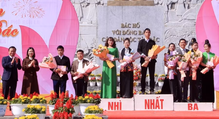 Ban tổ chức trao giải cho các đội tham gia phần thi múa vòng xoè sáng tạo.