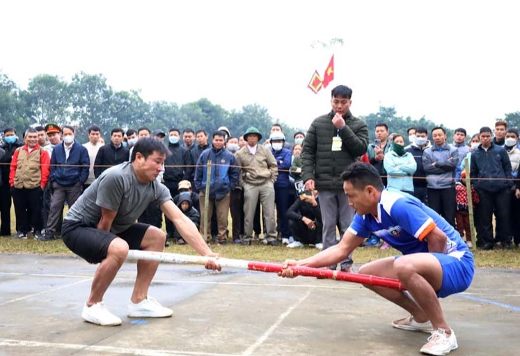 Đông đảo người dân đến xem các trò chơi đẩy gậy tại Lễ hội Khai hạ.