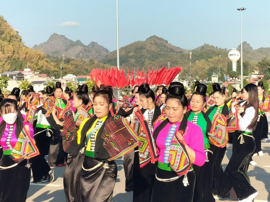 Các nghệ nhân, diễn viên tham gia phần thi múa vòng xòe sáng tạo.