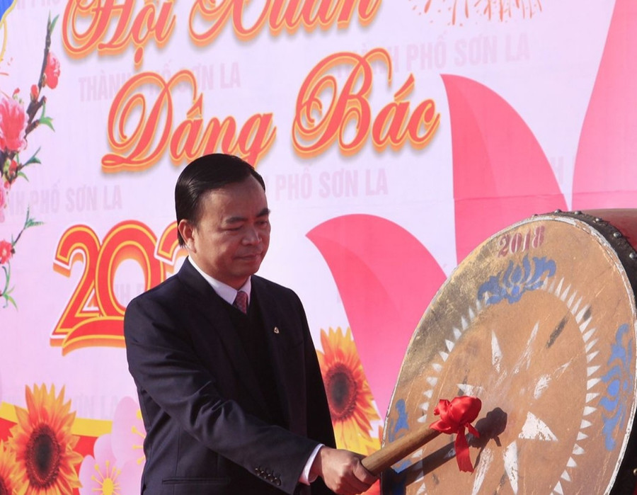 Ông Hà Trung Chiến, Bí thư Thành ủy Sơn La đánh trống khai hội.