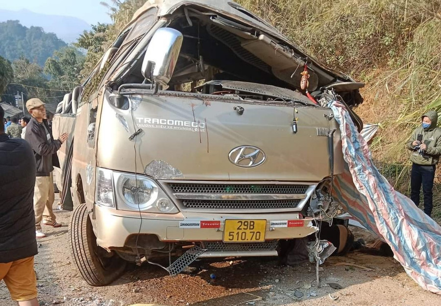 Xe khách bị biến dạng sau cú lao xuống tà luy âm. Xe khách bị biến dạng sau cú lao xuống tà luy âm.