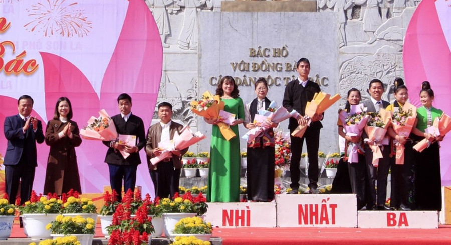 Ban tổ chức trao giải cho các đội tham gia phần thi múa vòng xoè sáng tạo.