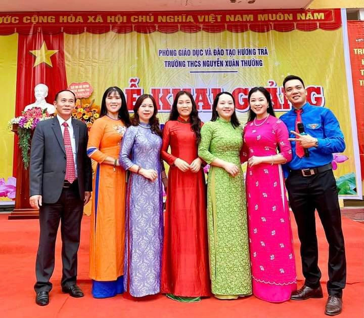 Thầy, cô và các em học sinh của Trường THCS Nguyễn Xuân Thưởng (xã Hương Toàn, thị xã Hương Trà) tại Lễ khai giảng năm học 2023 - 2024.