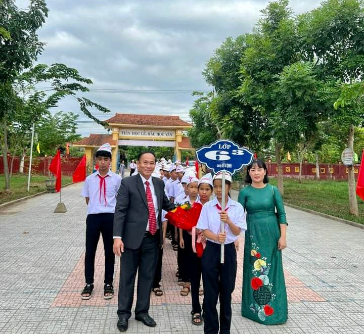 Thầy, cô và các em học sinh của Trường THCS Nguyễn Xuân Thưởng (xã Hương Toàn, thị xã Hương Trà) tại Lễ khai giảng năm học 2023 - 2024.