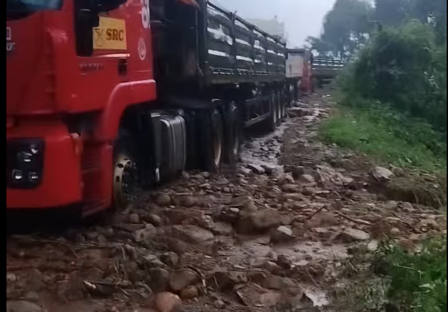 Hàng trăm phương tiện vẫn bị mắc kẹt trên tuyến sạt lở. Hàng trăm phương tiện vẫn bị mắc kẹt trên tuyến sạt lở.