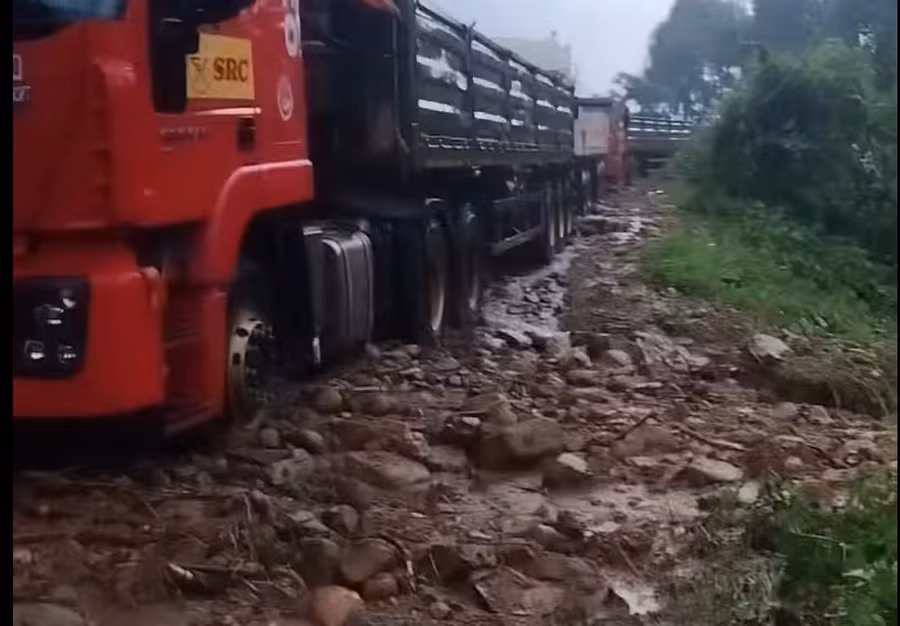 Hàng trăm phương tiện vẫn bị mắc kẹt trên tuyến sạt lở. Hàng trăm phương tiện vẫn bị mắc kẹt trên tuyến sạt lở.