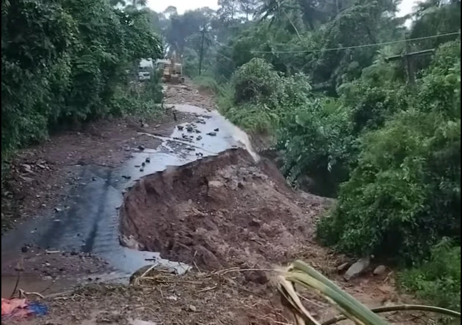 Nhiều km trên tuyến đường nối từ thủ đô Viêng Chăn (Lào) đến Cửa khẩu quốc tế Cầu Treo bị sạt lở nghiêm trọng.