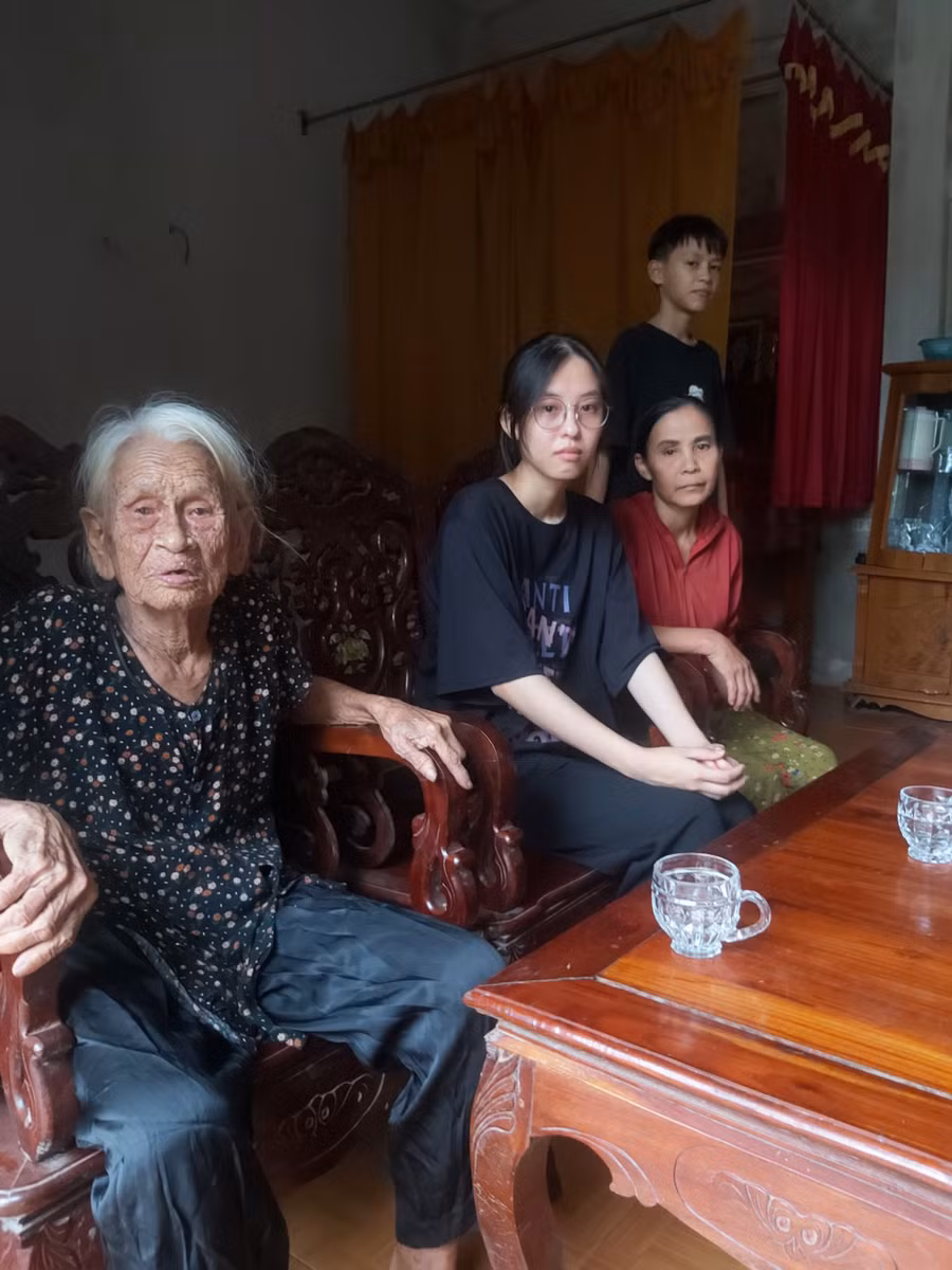 Cả 3 thế hệ gia đình em Trinh sống trong căn nhà cấp 4 nhỏ hẹp, chẳng có đồ đạc gì có giá trị. (Ảnh: Vũ Long)