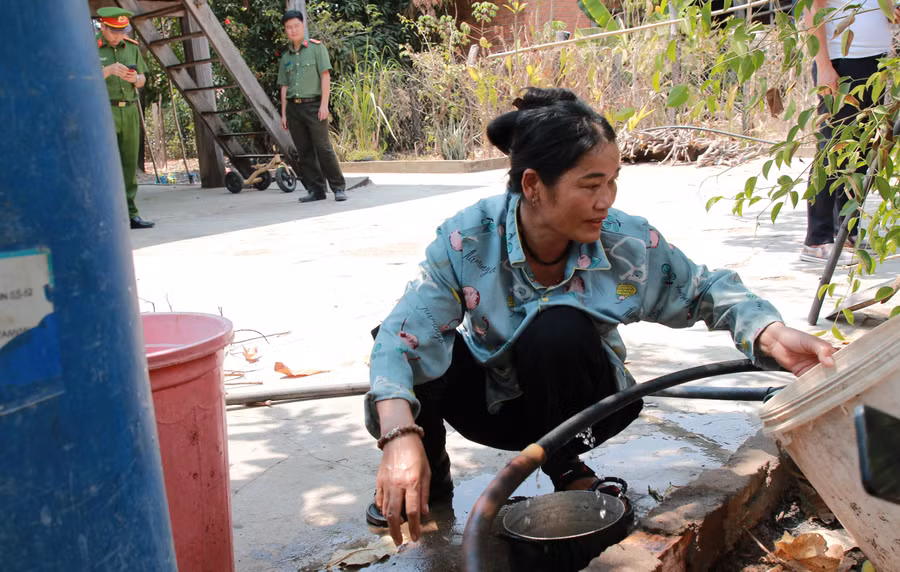 Bà Vy Thị Mun chắt chiu từng giọt nước để dành sinh hoạt. (Ảnh: Thành Tâm)