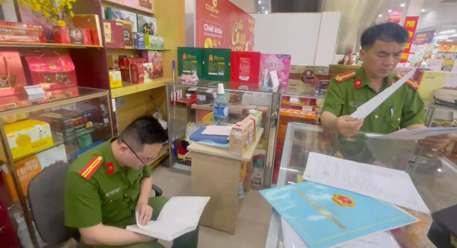 Công an Thanh Hóa thu giữ khối lượng lớn thực phẩm chức năng trị giá hàng chục tỷ đồng. Công an Thanh Hóa thu giữ khối lượng lớn thực phẩm chức năng trị giá hàng chục tỷ đồng.