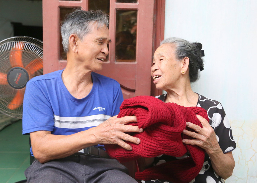 Tình cảm của ông Nghi dành cho bà Hoa vẫn bền chặt qua nửa thế kỷ.