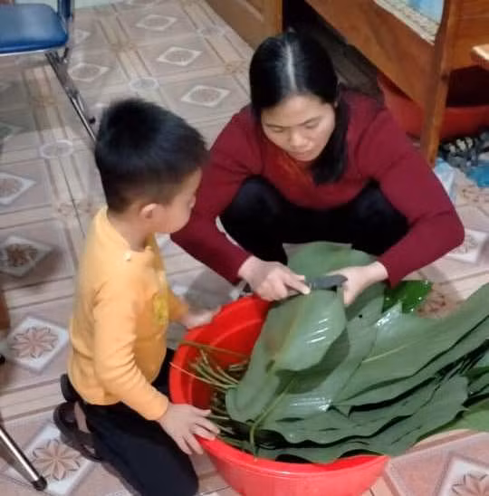 Cô Lánh Thị Hằng chuẩn bị lá gói bánh chưng để cái Tết của 2 mẹ con khi xa nhà đầy đủ.