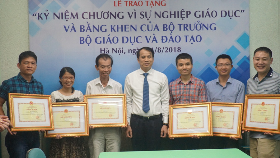 Các phóng viên, biên tập viên nhận Bằng khen "Vì sự nghiệp Giáo dục"
