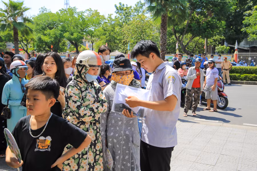 Thí sinh trao đổi với phụ huynh về bài thi môn Ngữ văn.