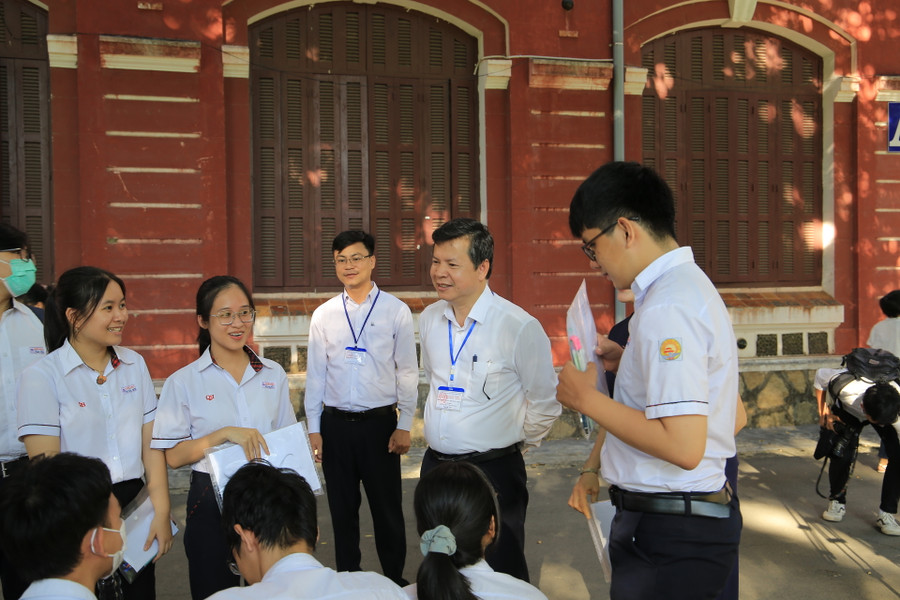 Ông Nguyễn Tân – Giám đốc Sở GD&amp;ĐT tỉnh Thừa Thiên – Huế động viên thí sinh trước khi vào phòng thi.