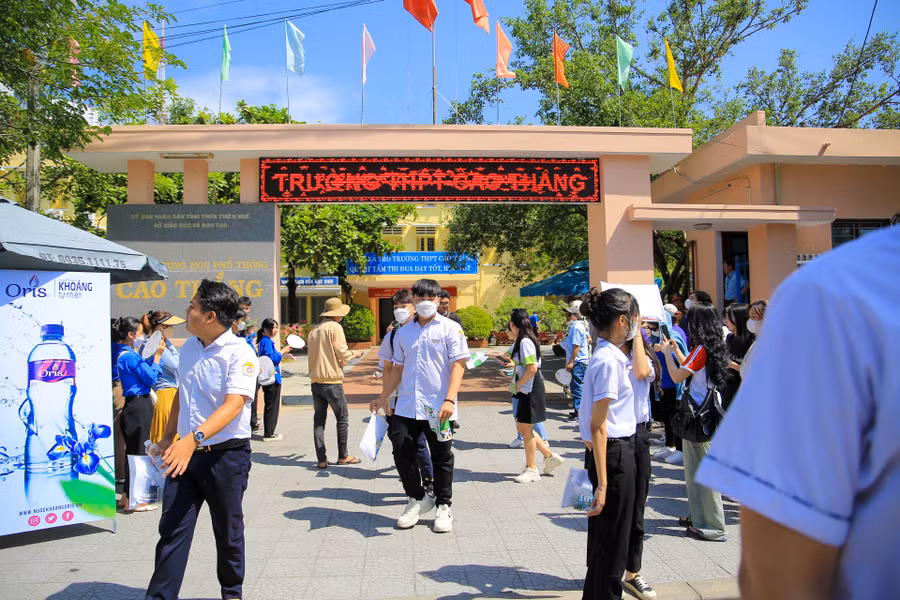 Các thí sinh bước ra khỏi phòng thi sau khi kết thúc môn thi đầu tiên.