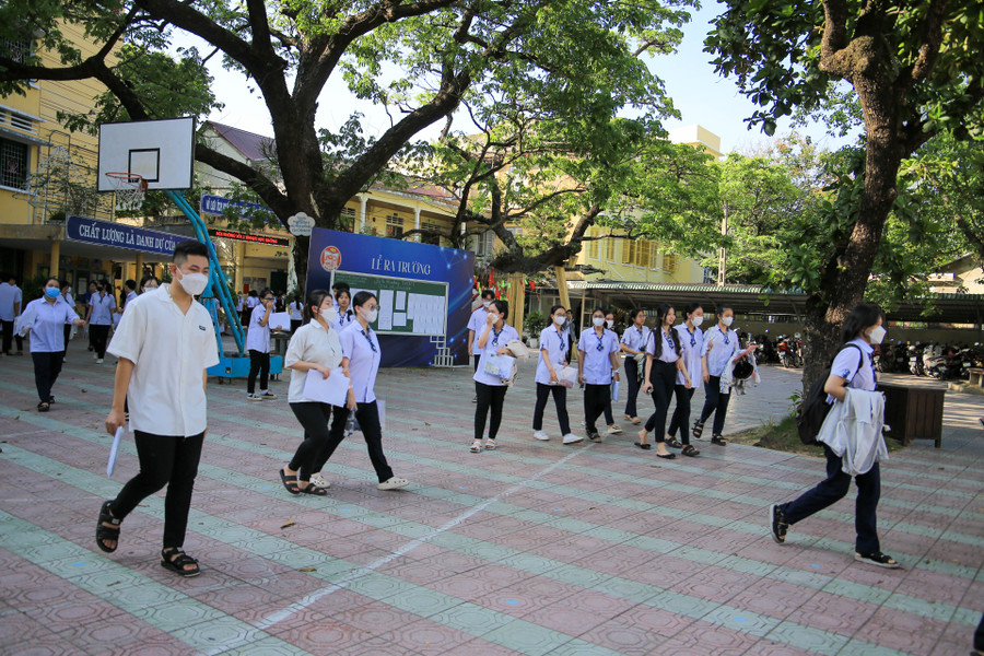 Các thí sinh ra khỏi phòng thi tại điểm thi Trường THCS Nguyễn Chí Diểu, TP Huế. Các thí sinh ra khỏi phòng thi tại điểm thi Trường THCS Nguyễn Chí Diểu, TP Huế.