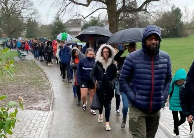 Gần 5.000 người đã xếp hàng dưới mưa với hy vọng có thể hiến tạng cứu cậu bé