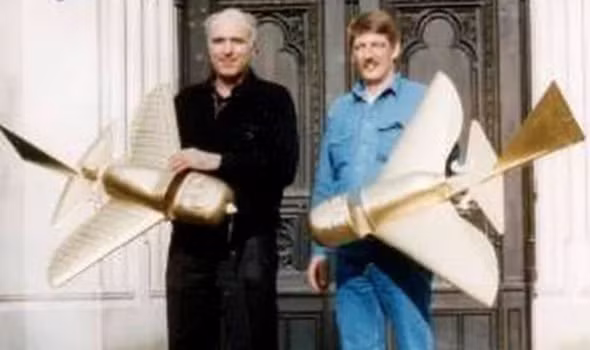 Mô hình lớn hơn được chế tạo năm 1994 bởi 2 kỹ sư hàng không.