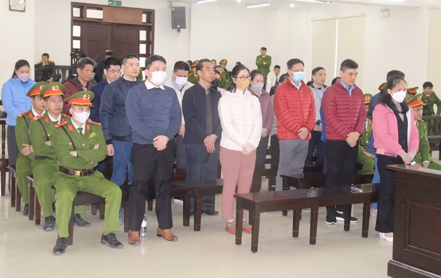 Các bị cáo hầu tòa sáng 26/12. Ảnh: MH