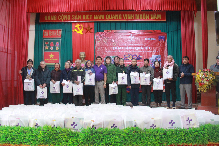 Bà con phấn khởi đón nhận món quà Tết. Bà con phấn khởi đón nhận món quà Tết.