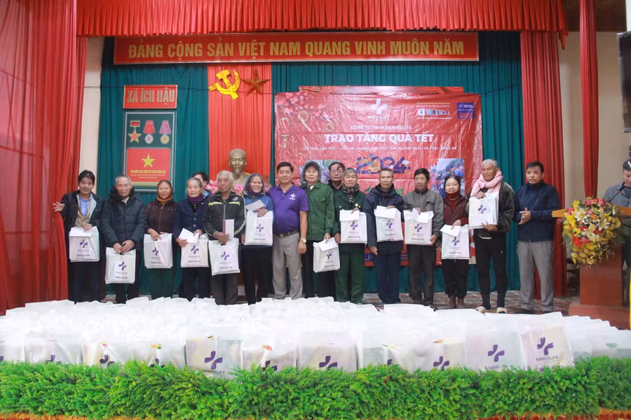 Bà con phấn khởi đón nhận món quà Tết.