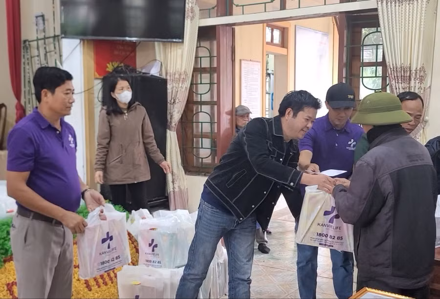 Những suất quà tết đến với người nghèo thể hiện tinh thần tương thân tương ái tốt đẹp của dân tộc.