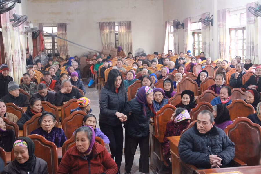 Công ty TNHH Kanvielife trao tặng 230 suất quà Tết cho người dân xã Ích Hậu. (Ảnh: Vũ Long)