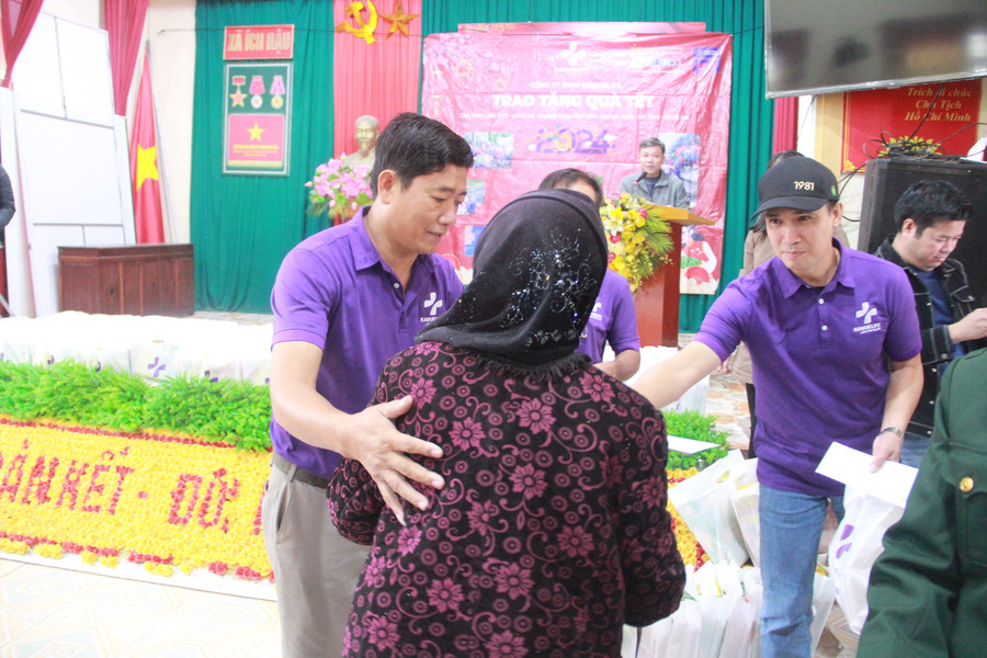 Những món quà là nguồn động lực lớn giúp các hộ nghèo vui xuân đón Tết, vươn lên trong cuộc sống. Những món quà là nguồn động lực lớn giúp các hộ nghèo vui xuân đón Tết, vươn lên trong cuộc sống.