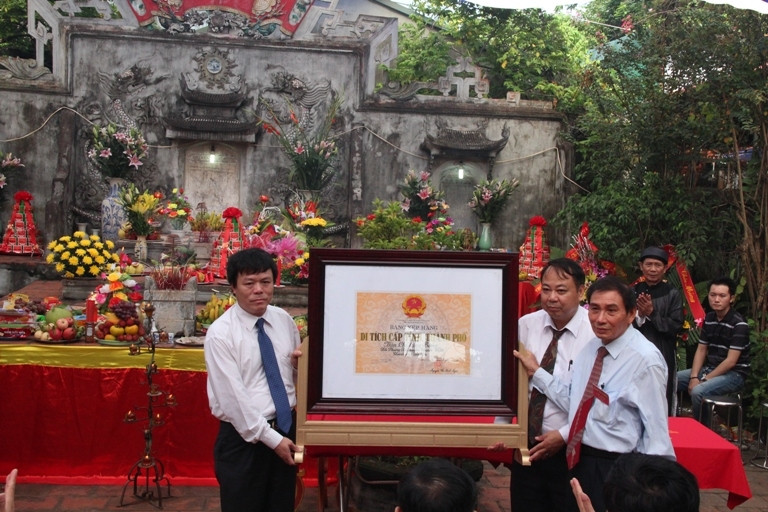 Văn chỉ làng Bùng ghi chép tên tuổi các nhà khoa bảng và võ tướng làng Bùng.