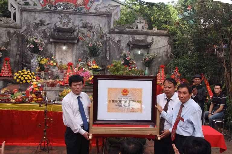 Văn chỉ làng Bùng ghi chép tên tuổi các nhà khoa bảng và võ tướng làng Bùng.