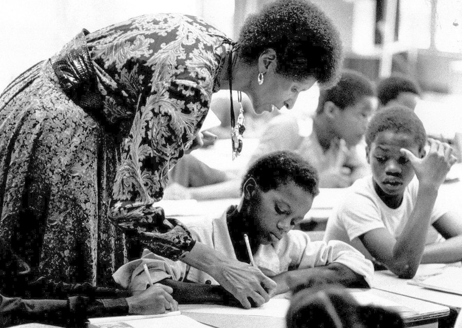 Marva Collins sửa lỗi sai cho từng học sinh. Marva Collins sửa lỗi sai cho từng học sinh.