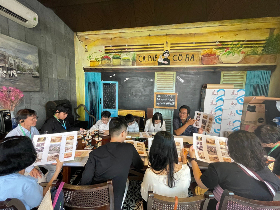 Học lịch sử tại quán cà phê cô Ba Saigon (đường Đồng Khởi, Quận 1) trong hành trình Play With Old Maps. Học lịch sử tại quán cà phê cô Ba Saigon (đường Đồng Khởi, Quận 1) trong hành trình Play With Old Maps.