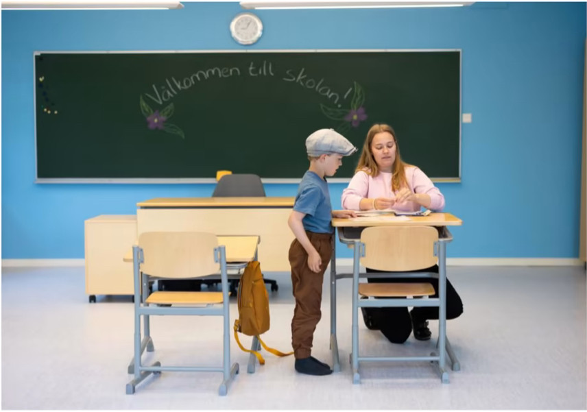 Cô Pia Ek và Sven trong giờ học đầu tiên. Ảnh: Helsingin Sanomat Cô Pia Ek và Sven trong giờ học đầu tiên. Ảnh: Helsingin Sanomat