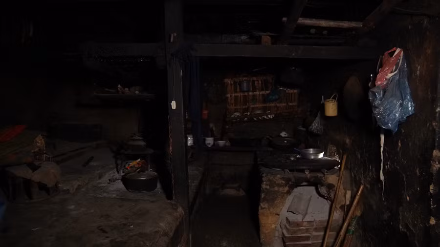 Gian bếp của người Hà Nhì đen ở U Ní Chải thường có 2 bếp. Gian bếp của người Hà Nhì đen ở U Ní Chải thường có 2 bếp.