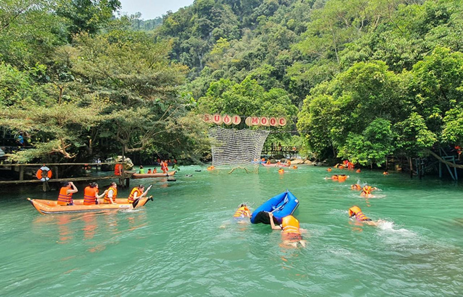 Suối Mọoc thuộc Vườn Quốc gia Phong Nha - Kẻ Bàng, một trong những điểm đến hấp dẫn với du khách trong và ngoài nước những năm qua. Suối Mọoc thuộc Vườn Quốc gia Phong Nha - Kẻ Bàng, một trong những điểm đến hấp dẫn với du khách trong và ngoài nước những năm qua.