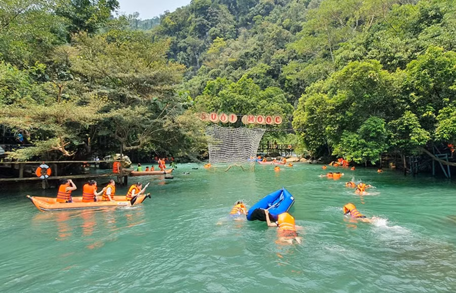 Suối Mọoc thuộc Vườn Quốc gia Phong Nha - Kẻ Bàng, một trong những điểm đến hấp dẫn với du khách trong và ngoài nước những năm qua. Suối Mọoc thuộc Vườn Quốc gia Phong Nha - Kẻ Bàng, một trong những điểm đến hấp dẫn với du khách trong và ngoài nước những năm qua.