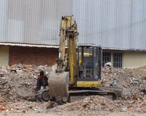 Chiếc máy múc cán chết người phụ nữ nhặt ve chai