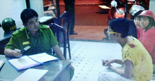 Cảnh sát 113 quật ngã đối tượng cầm dao khống chế, giải cứu 1 nạn nhân ảnh 1