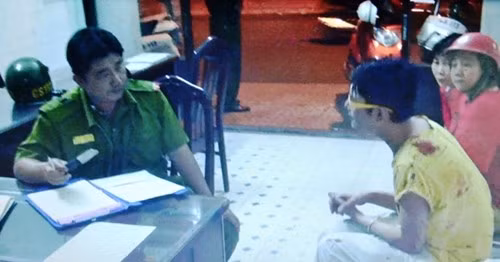 Cảnh sát 113 quật ngã đối tượng cầm dao khống chế, giải cứu 1 nạn nhân ảnh 1