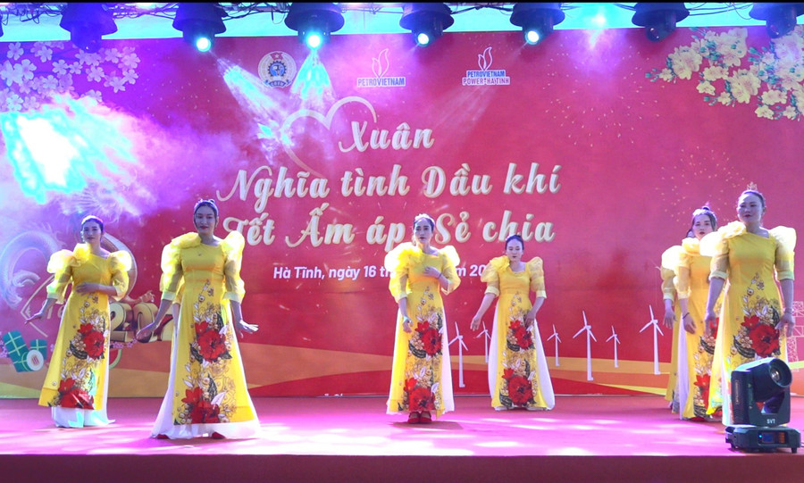 Các tiết mục hát múa về ngành, mừng Đảng, mừng Xuân được cán bộ, nhân viên Công ty Điện lực Dầu khí Hà Tĩnh biểu diễn tại đêm văn nghệ. Các tiết mục hát múa về ngành, mừng Đảng, mừng Xuân được cán bộ, nhân viên Công ty Điện lực Dầu khí Hà Tĩnh biểu diễn tại đêm văn nghệ.