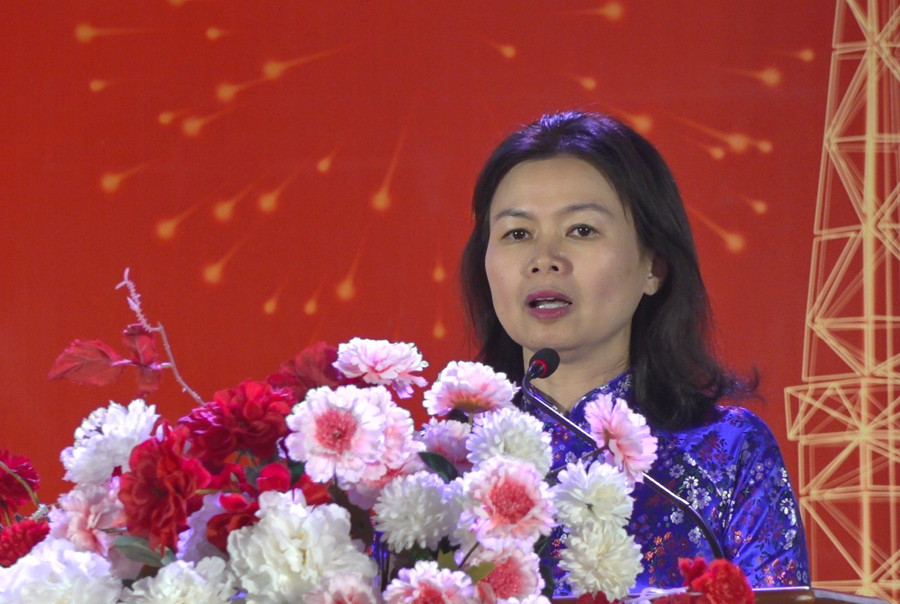 Bà Ngô Hồng Vân - Chủ tịch Công đoàn Tổng Công ty Điện lực Dầu khí Việt Nam. Bà Ngô Hồng Vân - Chủ tịch Công đoàn Tổng Công ty Điện lực Dầu khí Việt Nam.