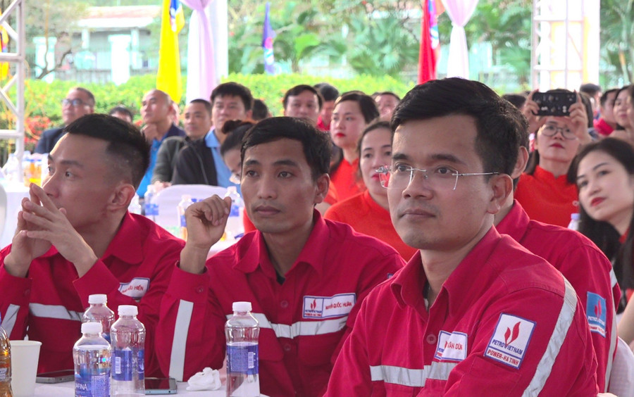 Đông đảo cán bộ nhân viên của Công ty Điện lực Dầu khí Hà Tĩnh chăm chú theo dõi chương trình. Đông đảo cán bộ nhân viên của Công ty Điện lực Dầu khí Hà Tĩnh chăm chú theo dõi chương trình.