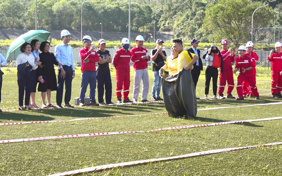 ...nhảy bao bố diễn ra sôi nổi, thắt chặt tình đoàn kết của cán bộ, nhân viên Công ty Điện lực Dầu khí Hà Tĩnh. ...nhảy bao bố diễn ra sôi nổi, thắt chặt tình đoàn kết của cán bộ, nhân viên Công ty Điện lực Dầu khí Hà Tĩnh.