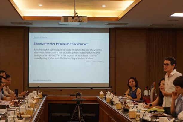 Bà Sadie Maddocks chia sẻ tại tọa đàm