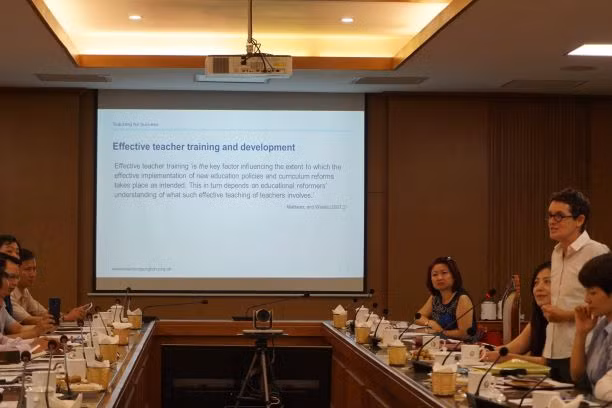 Bà Sadie Maddocks chia sẻ tại tọa đàm